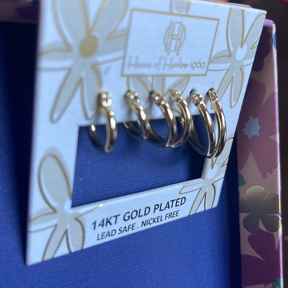- HOUSE OF HARLOW 1960 3p Set 14 KT Gold Plated Hoop Earrings. New - Picture 4 of 5